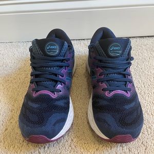 Woman’s size 9 ASICS Gel Nimbus 23